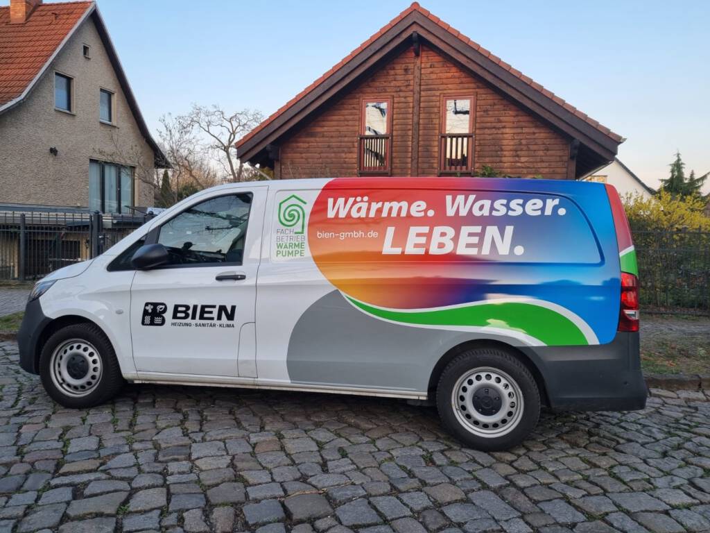 Das Service-Fahrzeug der Bien GmbH steht vor einem Einfamilienhaus in Berlin-Heinersdorf.