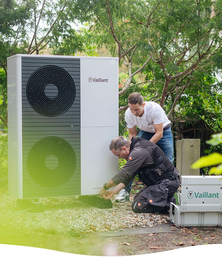 Fachgerechte Installation einer Vaillant Luft-Wasser-Wärmepumpe im Garten eines Einfamilienhauses – moderne und energieeffiziente Heiztechnik in Berlin-Pankow.