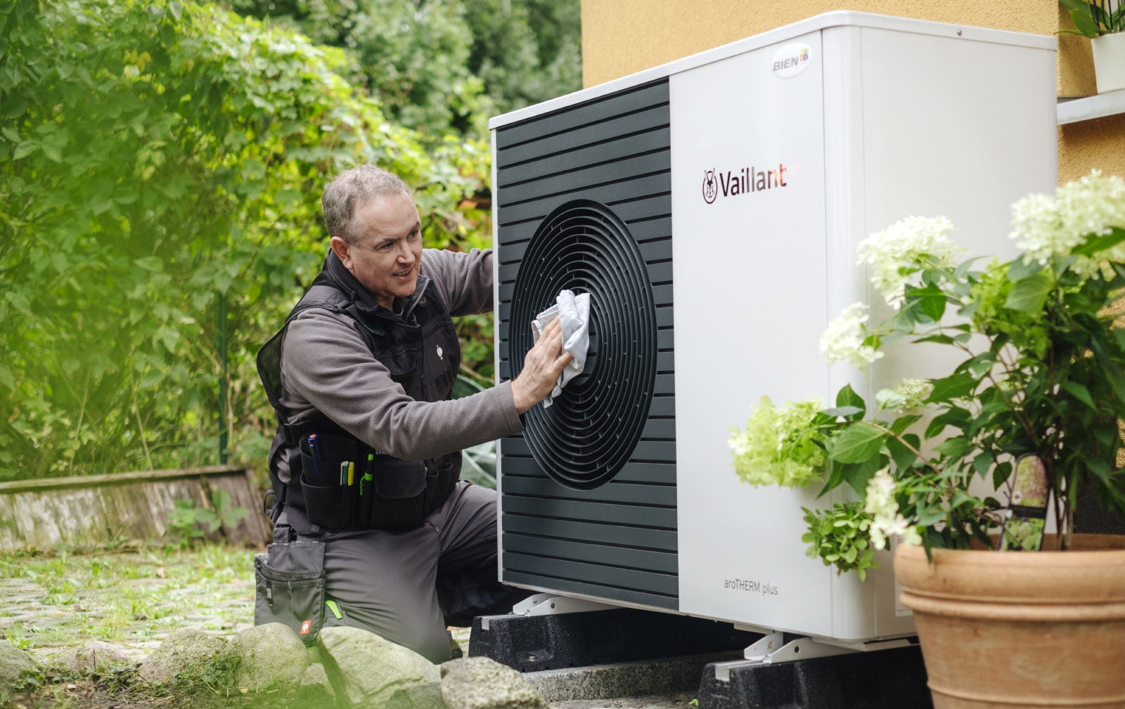 Ein Heizungsmonteur der Bien GmbH arbeitet an einer Wärmepumpe