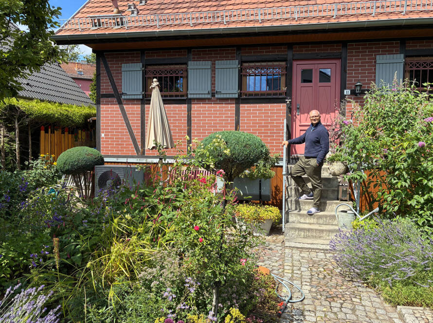 Eine Wärmepumpe vor einem Einfamilienhaus in Berlin Pankow